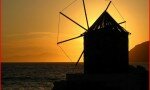 Κείμενο – Γιάννης Κωσταρής Βιώνουμε τα νησιά σαν σκηνικά της καλοκαιρινής μας εκτόνωσης, όμως η πλησμονή ανθρώπων και δραστηριοτήτων τους καλοκαιρινούς μήνες είναι η εξαίρεση, τα νησιά ερήμην μας χτυπιούνται...