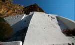 Δε θάχει ακόμα φέξει, όταν τα βήματα μας ηχούν ξερά πάνω στο πλακόστρωτο. Η Χώρα, βυθισμένη σε βαθύ ύπνο, μας συναρπάζει τώρα περισσότερο ίσως από ποτέ, με τη σκοταδιασμένη της...